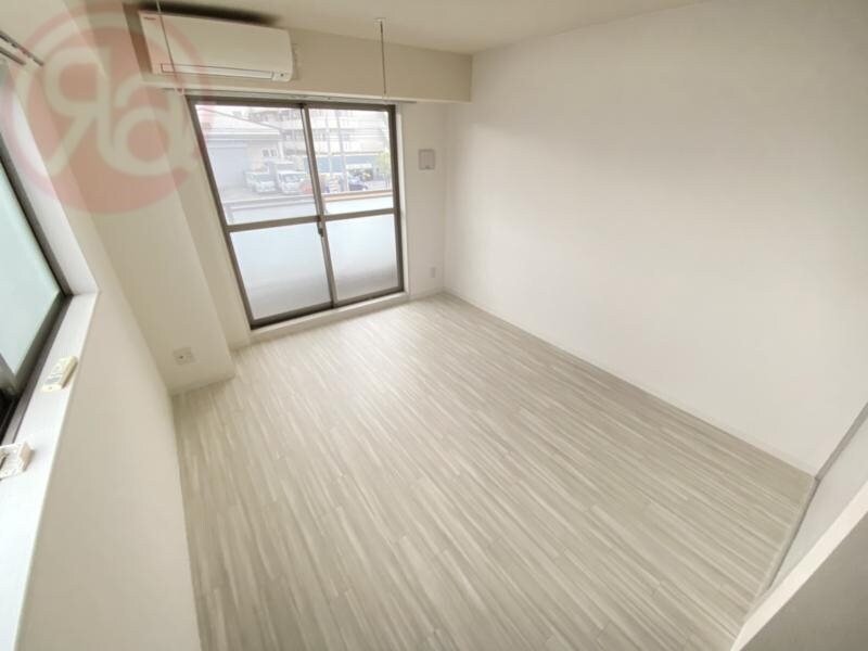 物件内観写真5　(こちらの居間で趣味の時間をお楽しみください)