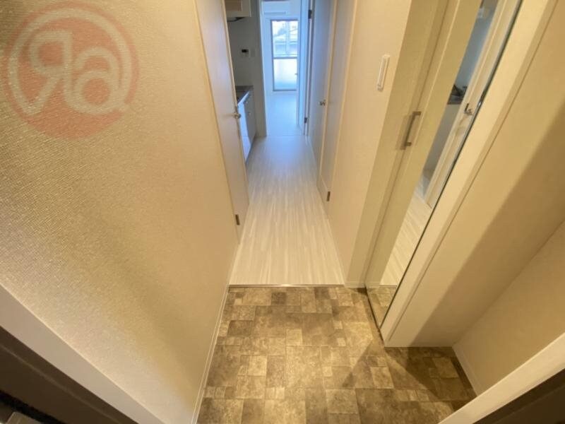 物件内観写真11　(明るい玄関です)