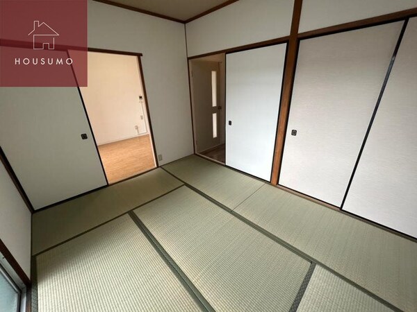 和室(畳の上でゆっくりとくつろげる和室です)