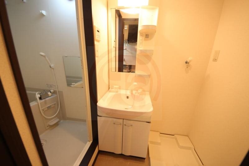 物件内観写真19　(独立洗面台、小物を置くことができて便利です)