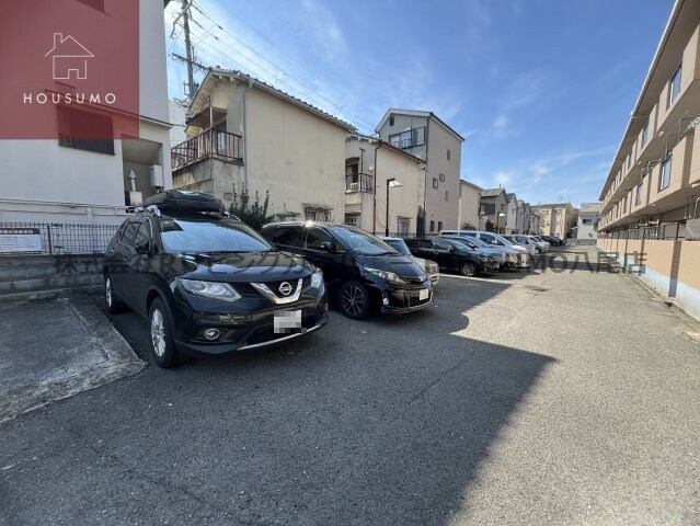 物件外観写真2　(車をお持ちの方に嬉しい駐車場付きの物件です)