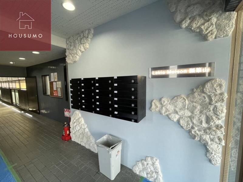 物件外観写真2　(清潔なエントランスです)