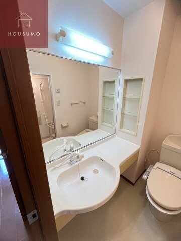 物件内観写真12　(独立洗面台、小物を置くことができて便利です)