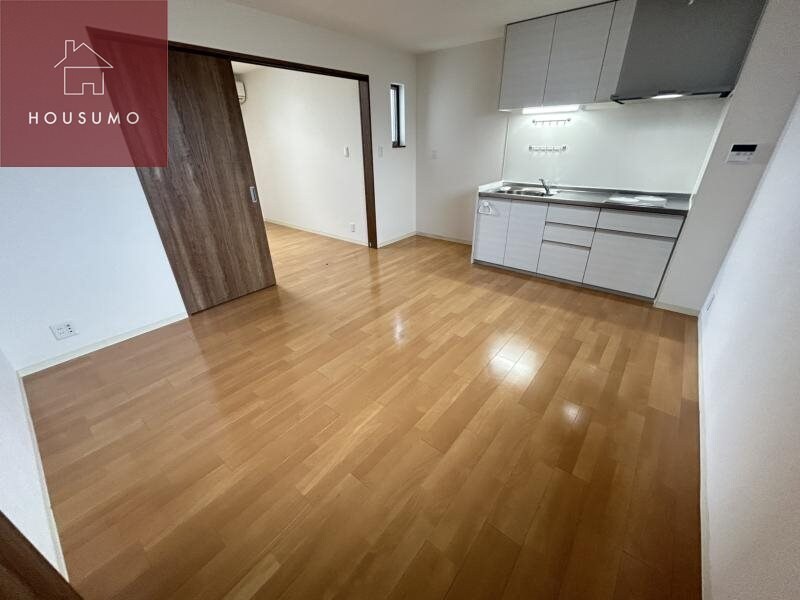 物件内観写真5　(こちらの居間で趣味の時間をお楽しみください)