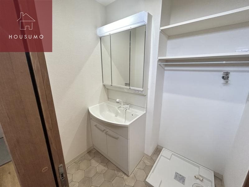 物件内観写真19　(朝の身支度には欠かせない独立洗面化粧台)