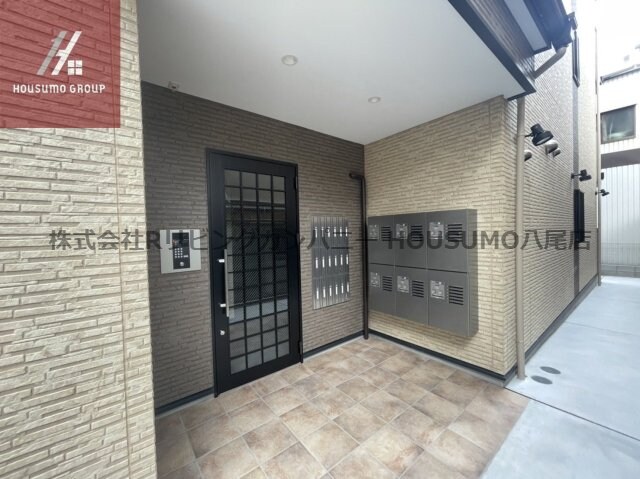 物件外観写真2　(清潔なエントランスです)