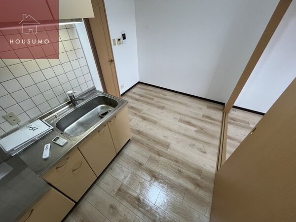 居室(こちらの居間で趣味の時間をお楽しみください)