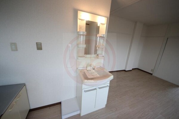 独立洗面台(独立洗面台、小物を置くことができて便利です)