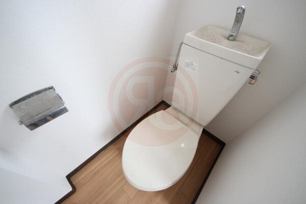 トイレ(落ち着いた色調のトイレです)