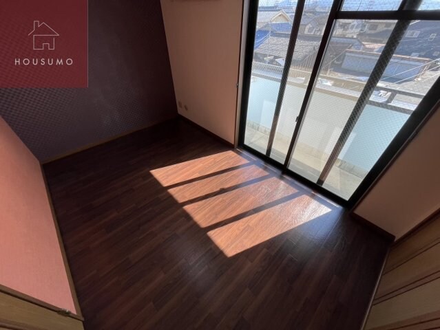 物件内観写真5　(こちらのリビングで趣味の時間をお楽しみください)