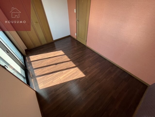 物件内観写真8　(落ち着いた色調の寝室です)