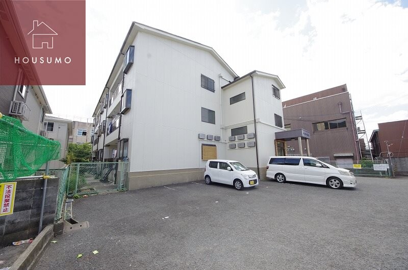 物件外観写真4　(駐車場があるので、車を買う予定の方も安心です)