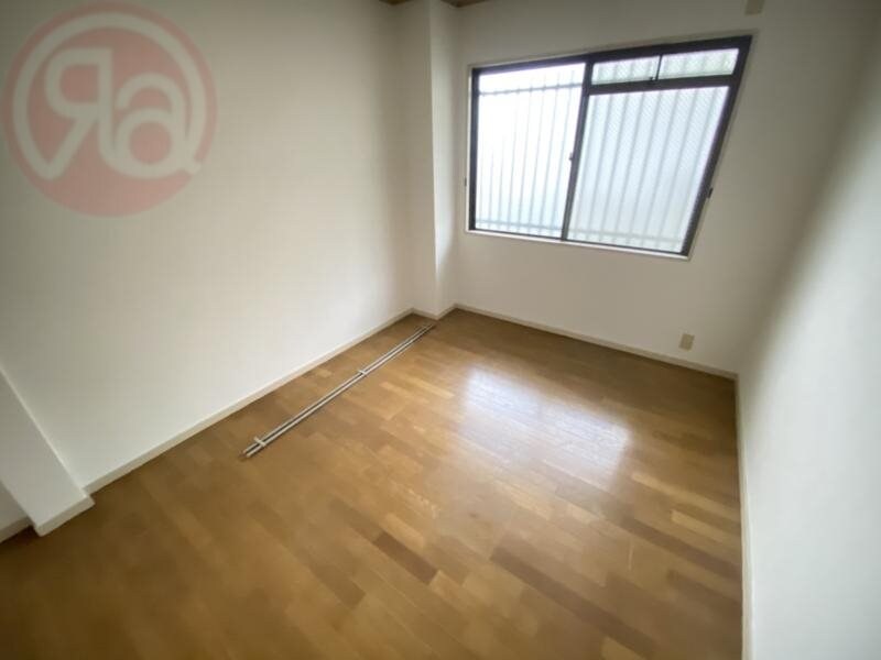 物件内観写真9　(落ち着いた色調の寝室です)