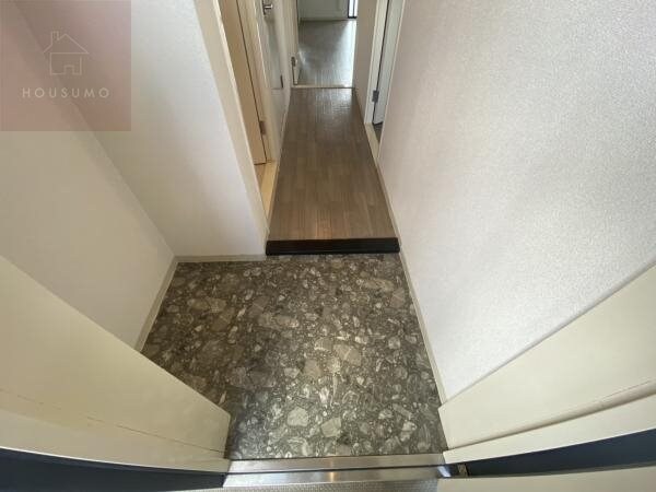 物件内観写真10　(収納もある玄関です)