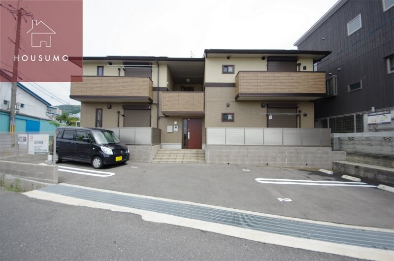 物件外観写真3　(駐車スペースもあります)