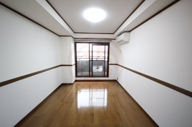 物件内観写真5　(広々とした洋室です)