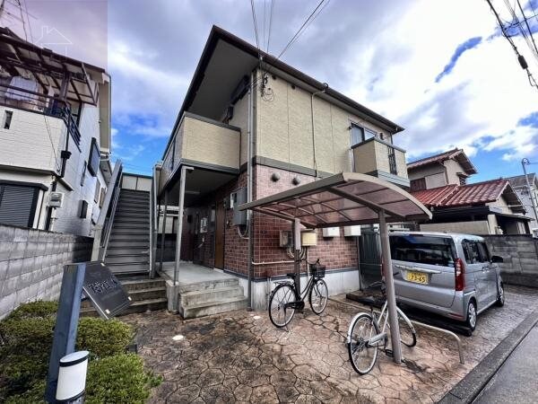 物件外観写真1　(外観は落ち着いています)