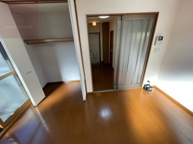 物件内観写真18　(広くて明るい寝室)