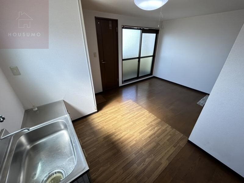 物件内観写真16　(こちらのリビングで趣味の時間をお楽しみください)