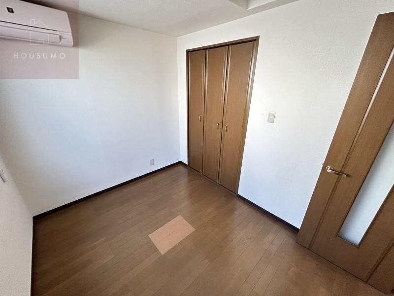 物件内観写真29　(広くて明るい寝室)