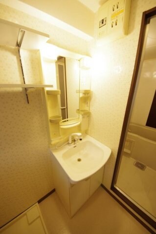 物件内観写真12　(独立洗面台、朝の身支度には欠かせません)