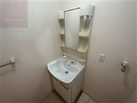 物件内観写真19　(独立洗面台、小物を置くことができて便利です)