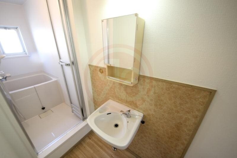 物件内観写真9　(朝の身支度には欠かせない独立洗面化粧台)