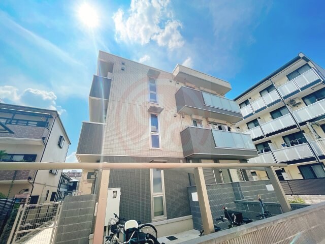 物件外観写真1　(外観は落ち着いています)