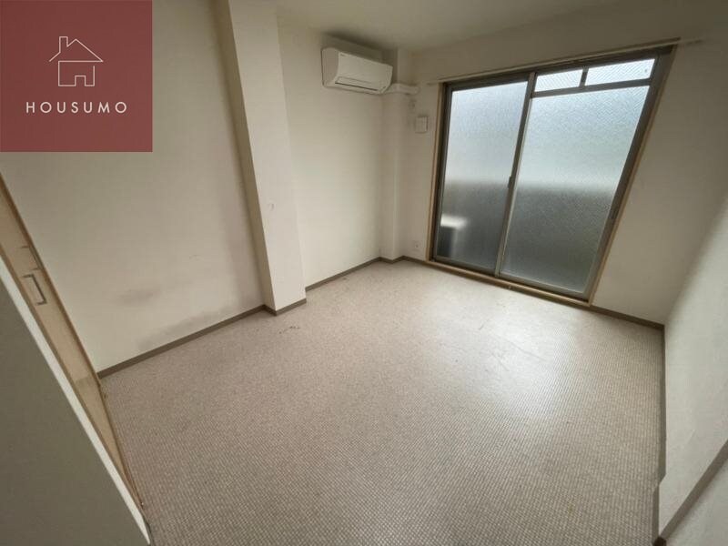 物件内観写真8　(落ち着いた色調の寝室です)