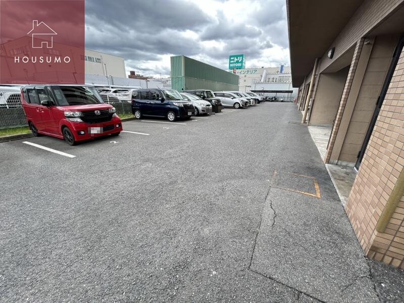 物件外観写真2　(車をお持ちの方に嬉しい駐車場付きの物件です)