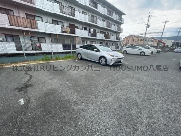 物件外観写真2　(駐車スペースもあります)
