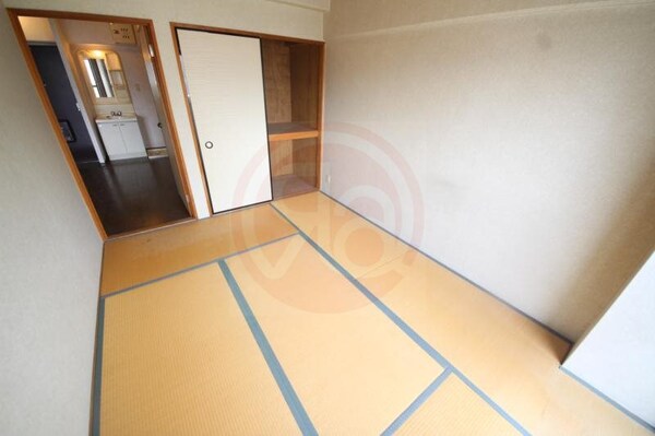 和室(和室ならではの温かな和の空間で寛ぎの時間を過ごせます)