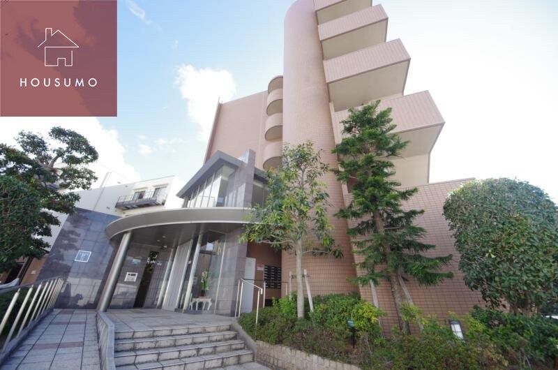 物件外観写真1　(外観は落ち着いています)