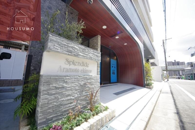 物件外観写真2　(落ち着いたエントランスです)