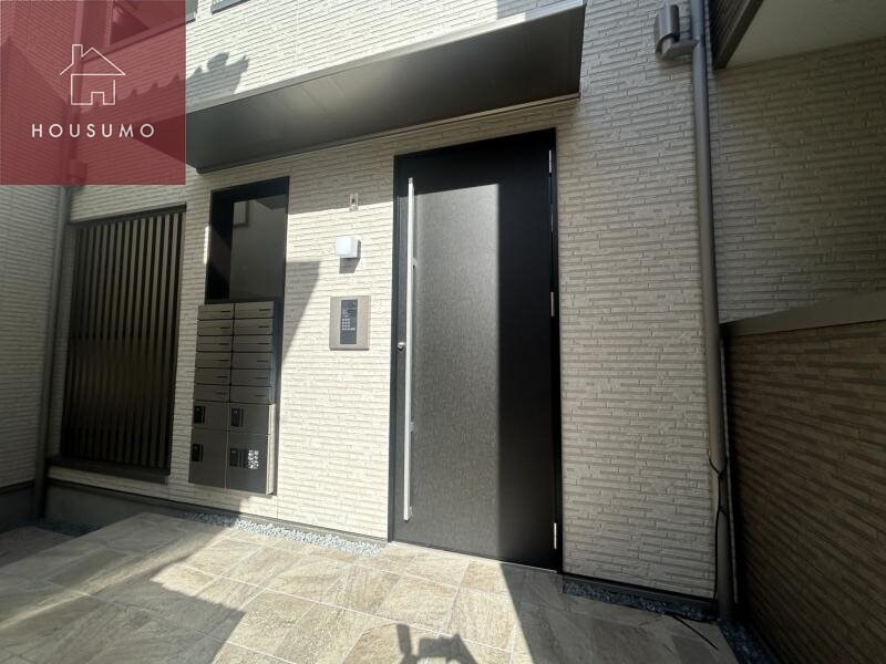 物件外観写真2　(ゆとりのあるエントランスです)