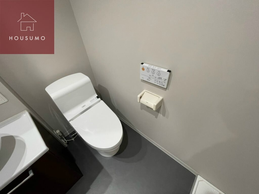 物件内観写真9　(ゆったりとした空間のトイレです)