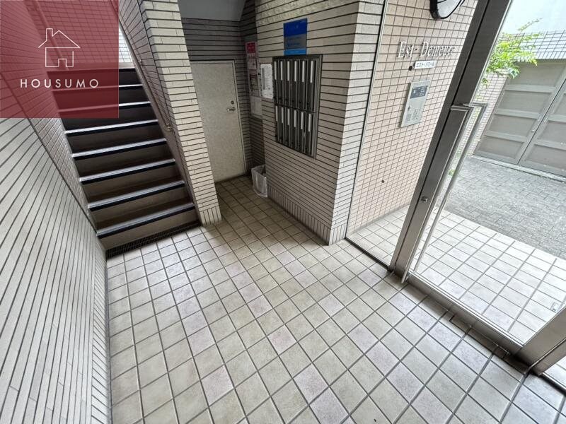 物件外観写真2　(落ち着いたエントランスです)