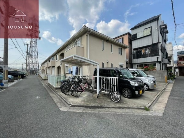 駐車場(落ち着いた雰囲気の外観です)