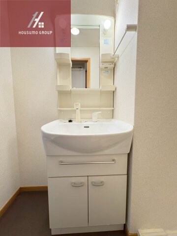 物件内観写真17　(独立洗面台、朝の身支度には欠かせません)
