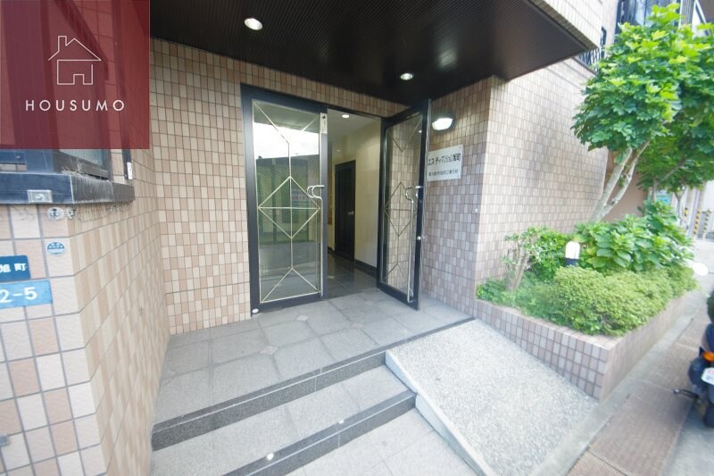 物件外観写真2　(落ち着いたエントランスです)