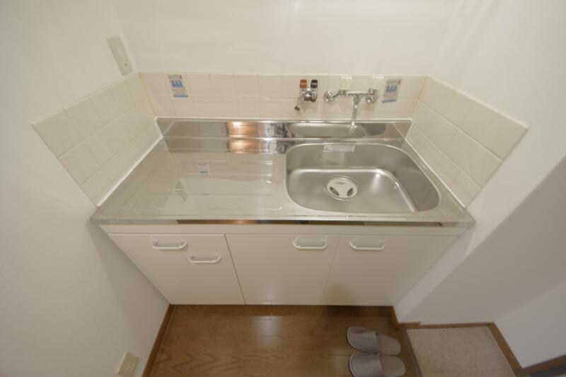 物件内観写真6　(コンパクトなキッチンで掃除もラクラク)