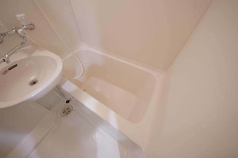 物件内観写真7　(日々の疲れを癒すお風呂付です)