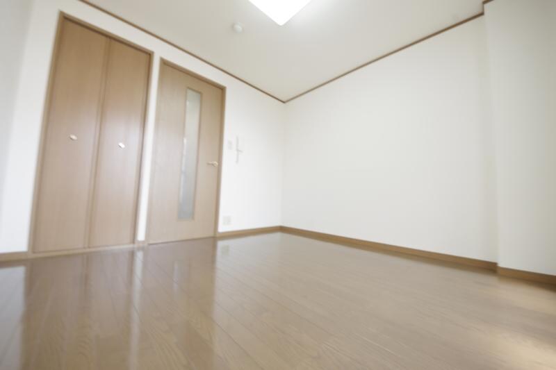 物件内観写真16　(こちらのリビングで趣味の時間をお楽しみください)