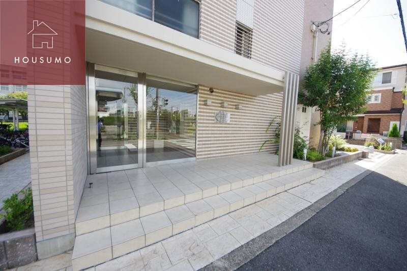 物件外観写真3　(ゆとりのあるエントランスです)