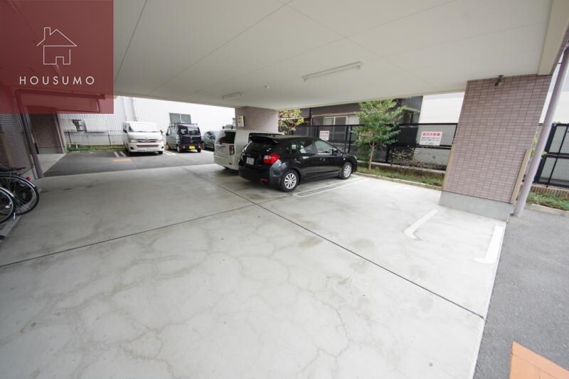 物件外観写真2　(駐車場があるので、車を買う予定の方も安心です)