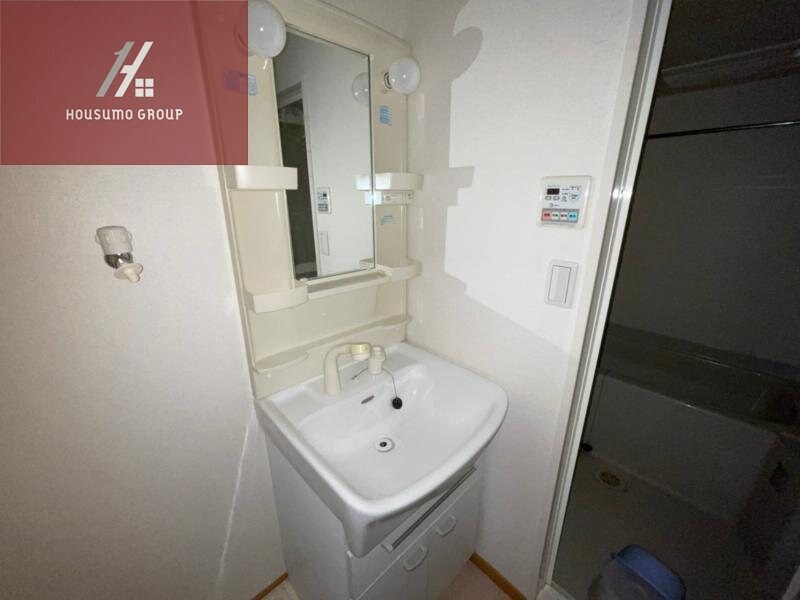 物件内観写真10　(独立洗面化粧台が付いています)