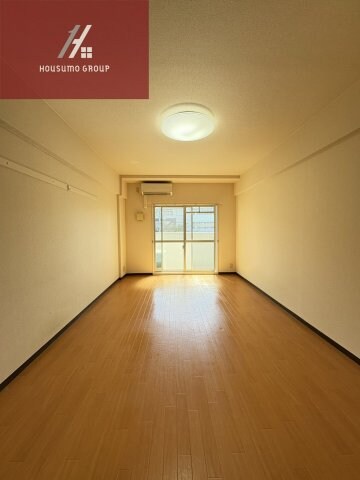 物件内観写真7　(落ち着いた色調の洋室です)