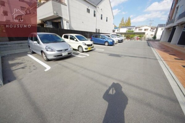 駐車場(ゆとりのあるエントランスです)