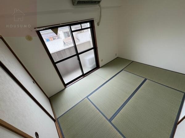 物件内観写真29　(和室がひろがる居住スペース)