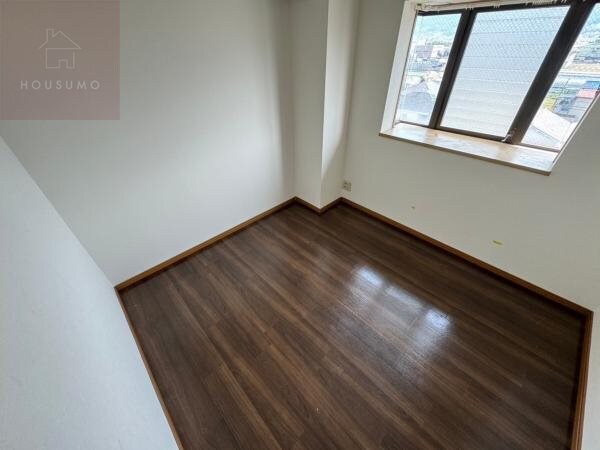 物件内観写真6　(広くて明るい寝室)